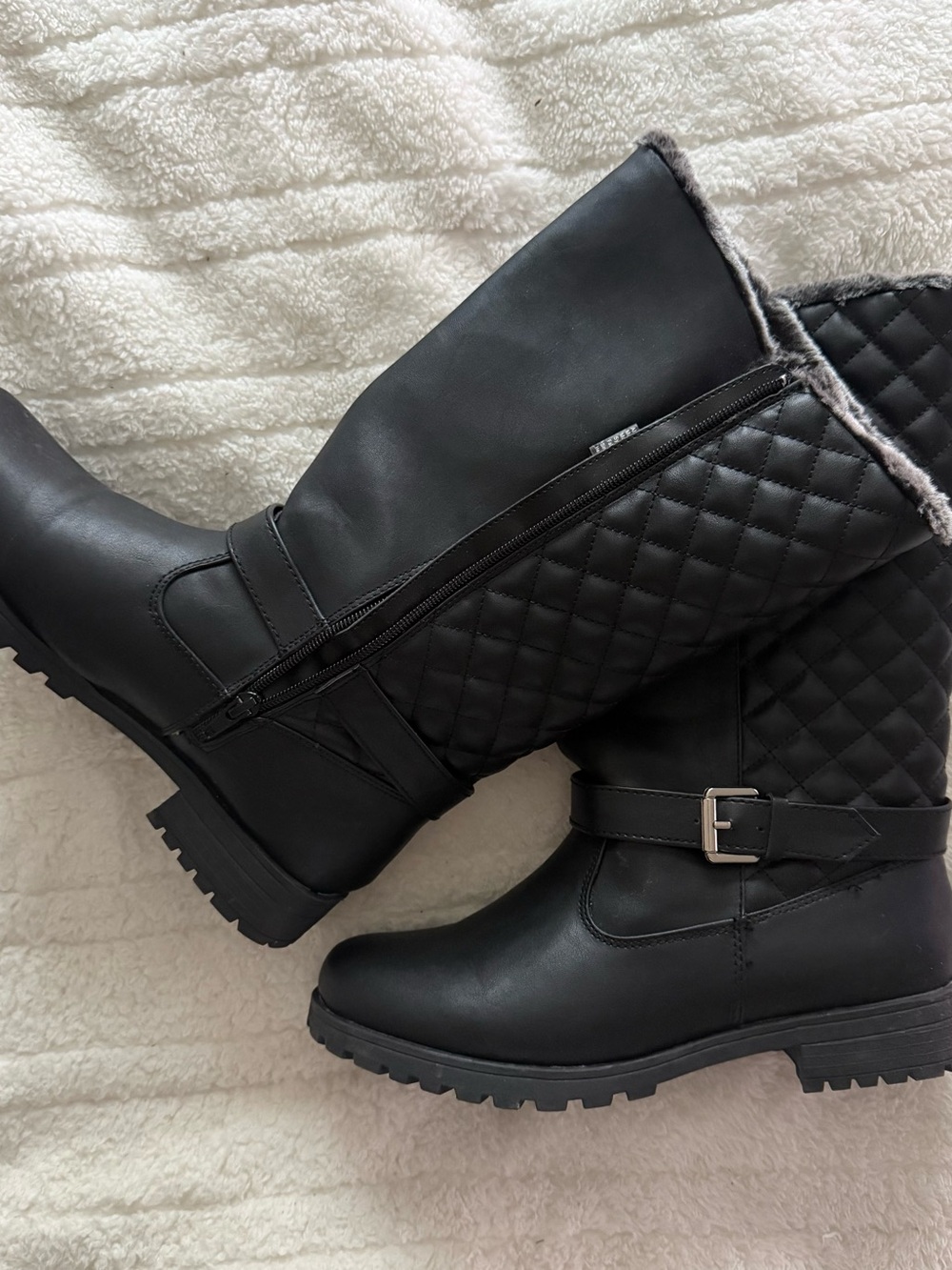 Quilted Black Mid-Calf Winter Boots with Faux-Fur Trim